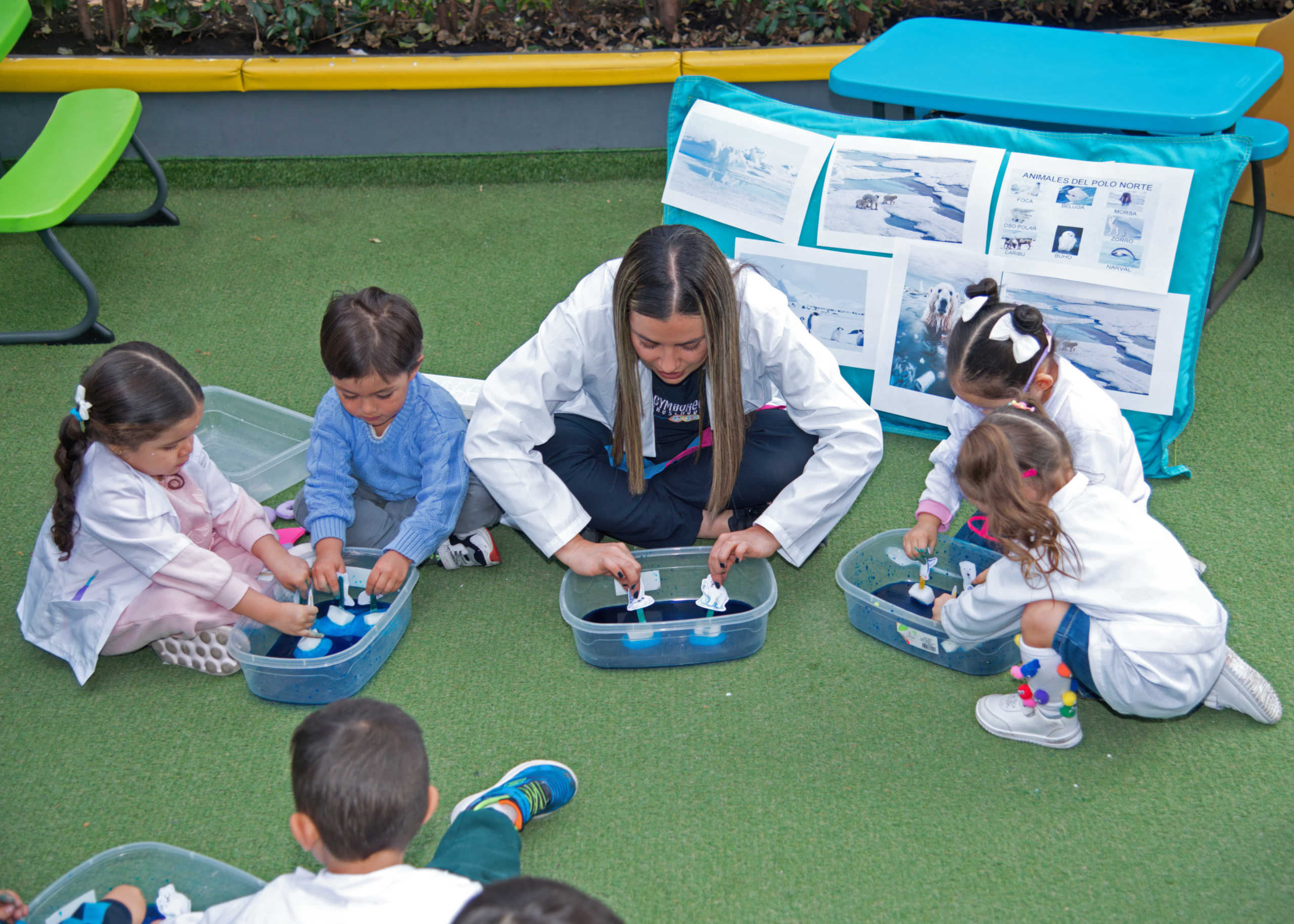 Niños jugando en Gymboree Preschool Salitre