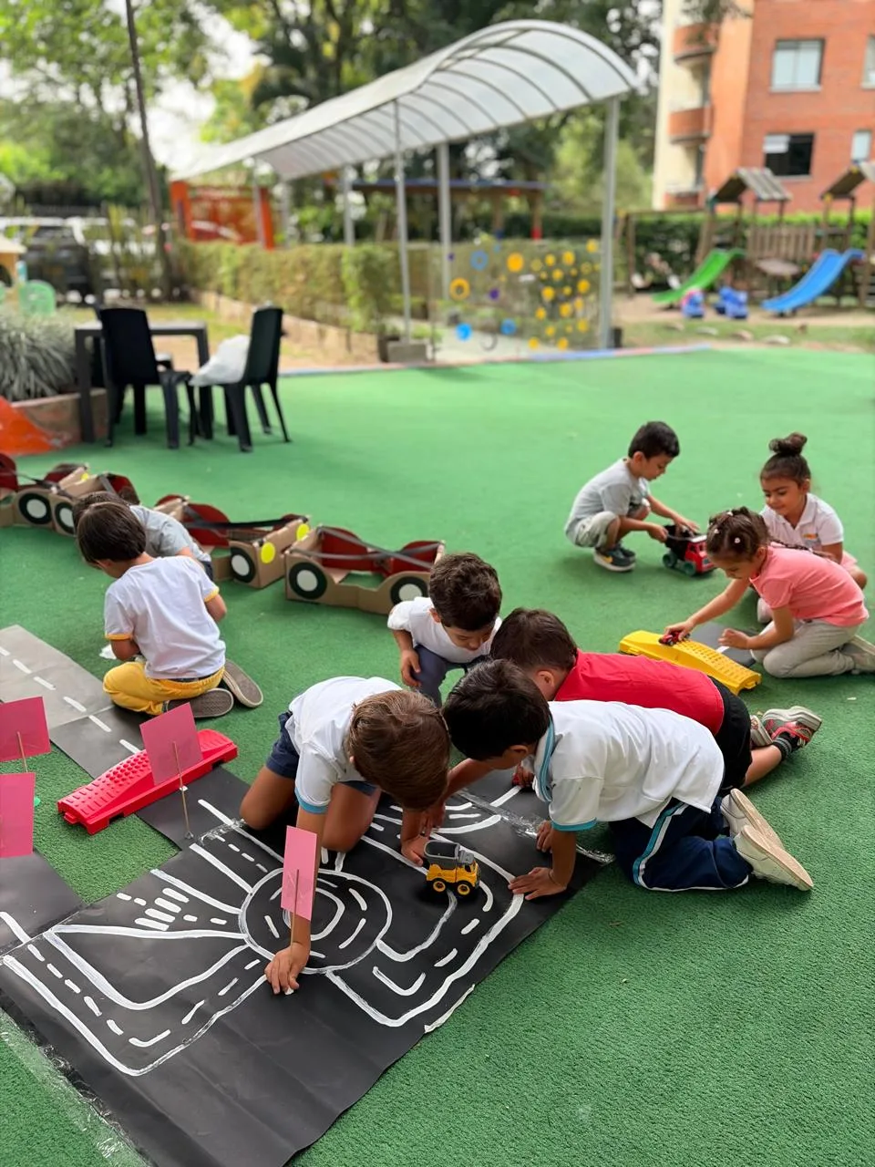 Niños jugando en Gymboree Preschool Ibagué
